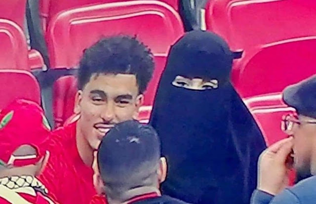 زوجة اللاعب المغربي زكريا أبوخلال تخطف الأنظار في المدرجات
