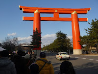 真っ青な青空、天高く聳え立つ朱色の大鳥居。