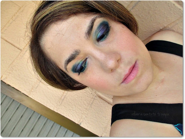 Maquillaje en verde, azules y morado