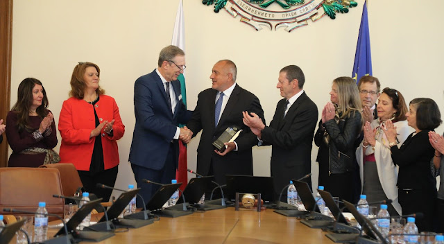 Бойко Борисов стана първият чуждестранен лидер с наградата "Факла на свободата"