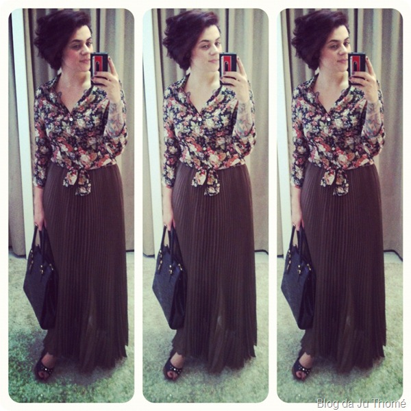 look saia plissada camisa dark floral e bolsa preta