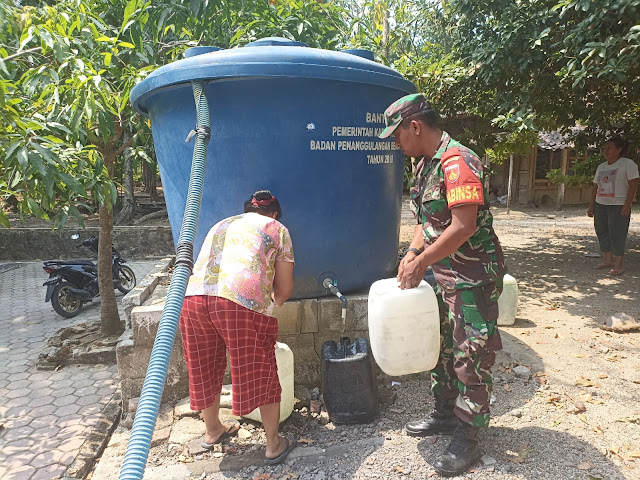 Babinsa dan BPBD  Gerak Cepat Salurkan 10 Ribu Liter Air Bersih kepada Masyarakat