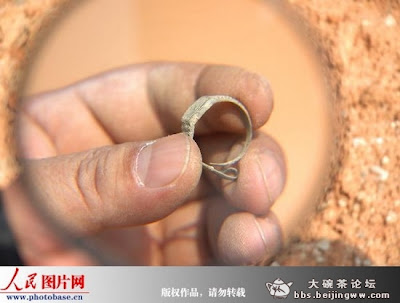 pequeño reloj de anillo suizo encontrado en tumba china de dinastia ming