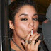 Vanessa Hudgens é fotografada fumando