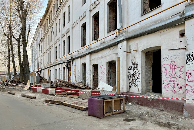 улица Казакова, дворы, бывший жилой дом 1914 года постройки (в процессе сноса)