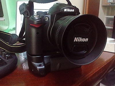 Since the Nikon D5000 does not come with an official battery grip there is a 