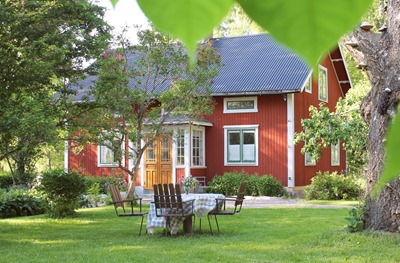 Stolar från Grythyttan i trädgården