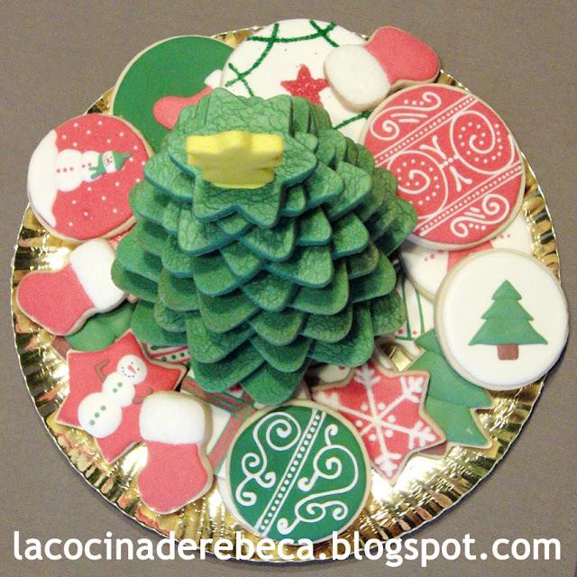 Árbol de Navidad de galletas y galletas decoradas con glasa