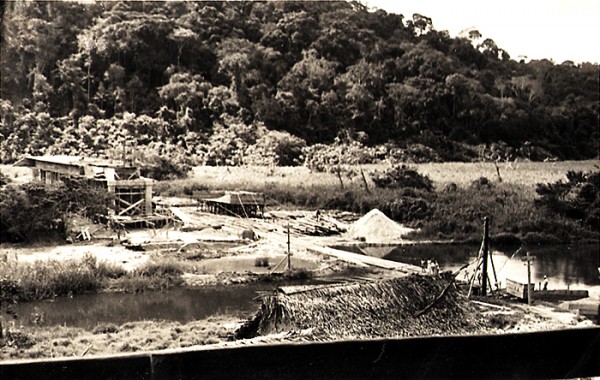 Ponte (em construção) sobre o rio Itaúnas. Vista do avarandado do nosso alojamento. Conceição da Barra, ES, maio de 1950.