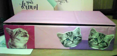 cutie pentru depozitare diverse, din carton invelit in hartie roz si trei imagini cu pisici