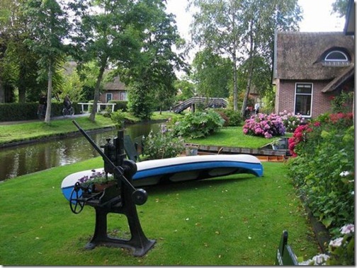 a_dutch_village_only_accessible_by_boat_640_09