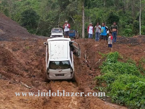  Modifikasi  Avanza  4x4 ini Jozz ikutan offroad  