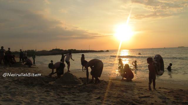 Bermain pasir di pantai Empu Rancak/Mpu Rancak, Jepara