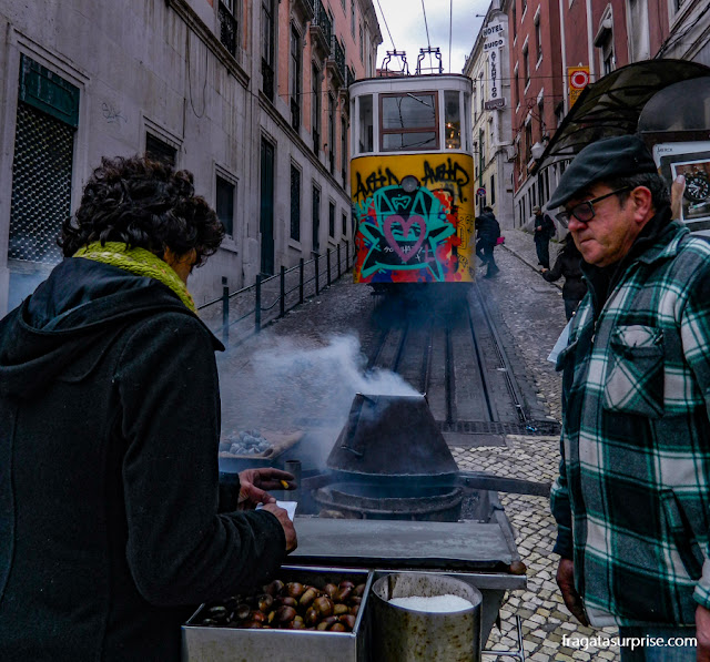 Carrocinha de castanhas assadas em frente ao Elevador da Glória, em Lisboa