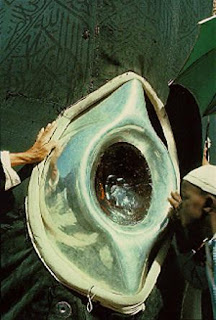 Photo: a Muslim kissing the black stone