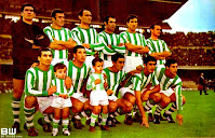 REAL BETIS BALOMPIÉ - Sevilla, España - Temporada 1967-68 - Villanova, Aparicio, Ríos, Antón, Frasco y Azcárate; Macario, Pachón, González, Rogelio y Cristo - F. C. BARCELONA 2 (Fusté, Oliveros) REAL BETIS BALOMPIÉ 1 (González) - 29/10/1967 - Liga de 1ª División, jornada 6 - Barcelona, Nou Camp - Al final de temporada, un Betis por el que pasaron tres entrenadores, César Rodríguez, Pepe Valera y Sabino Barinaga, se clasificó 15º en la Liga y descendió a 2ª División. Flaco consuelo el que el eterno rival, el Sevilla, se clasificase último y le acompañase en su viaje a 2ª