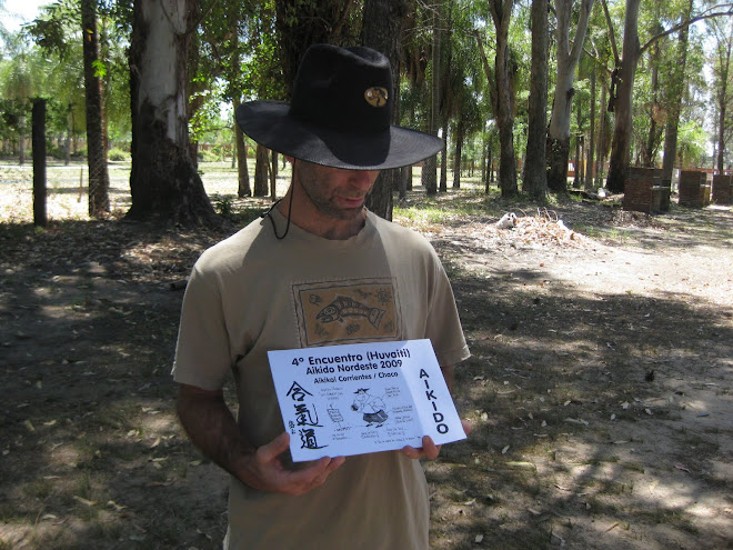 Sensei Stern exhibiendo diploma del 4º Encuentro