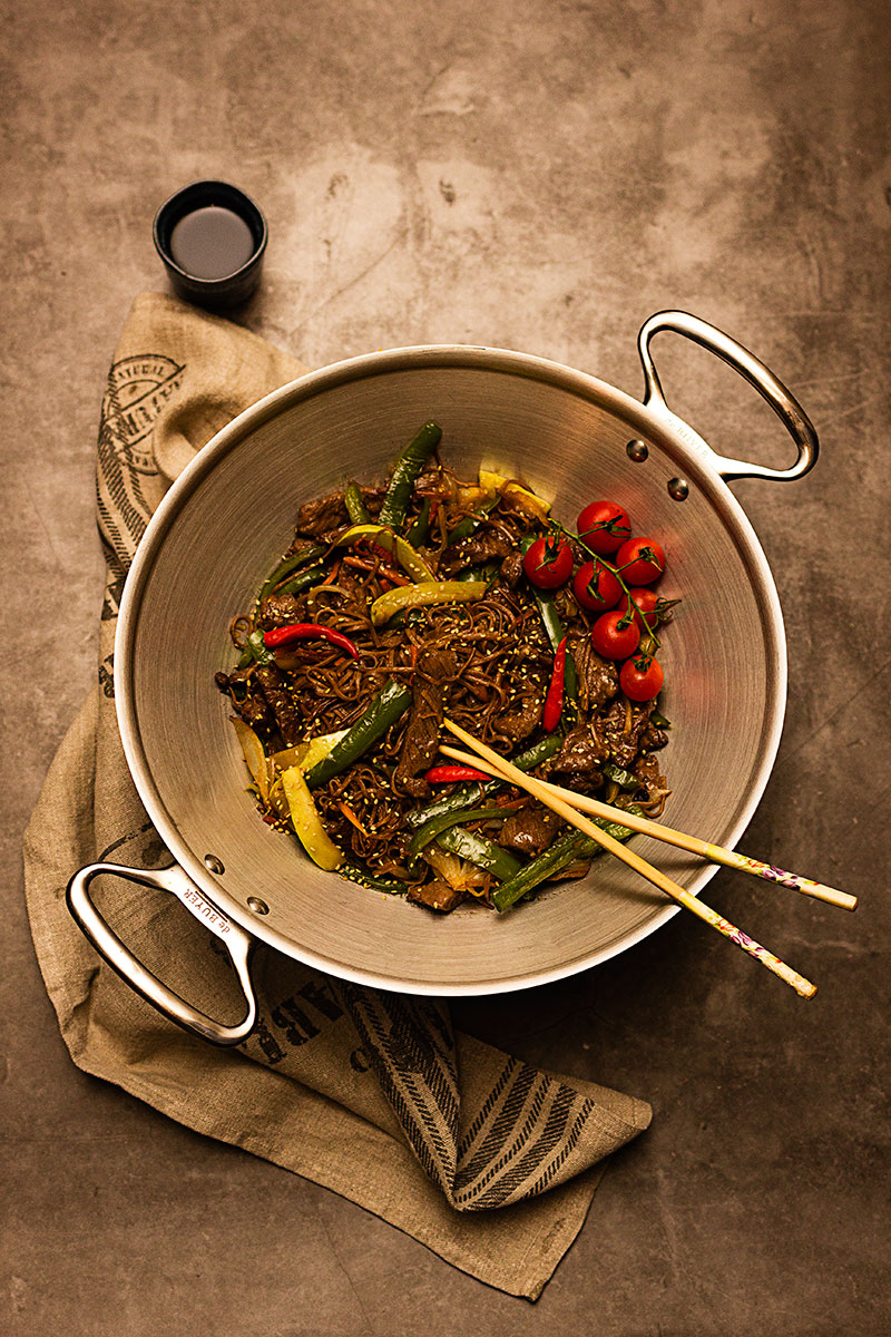 WOK DE TERNERA, VERDURAS Y FIDEOS SOBA