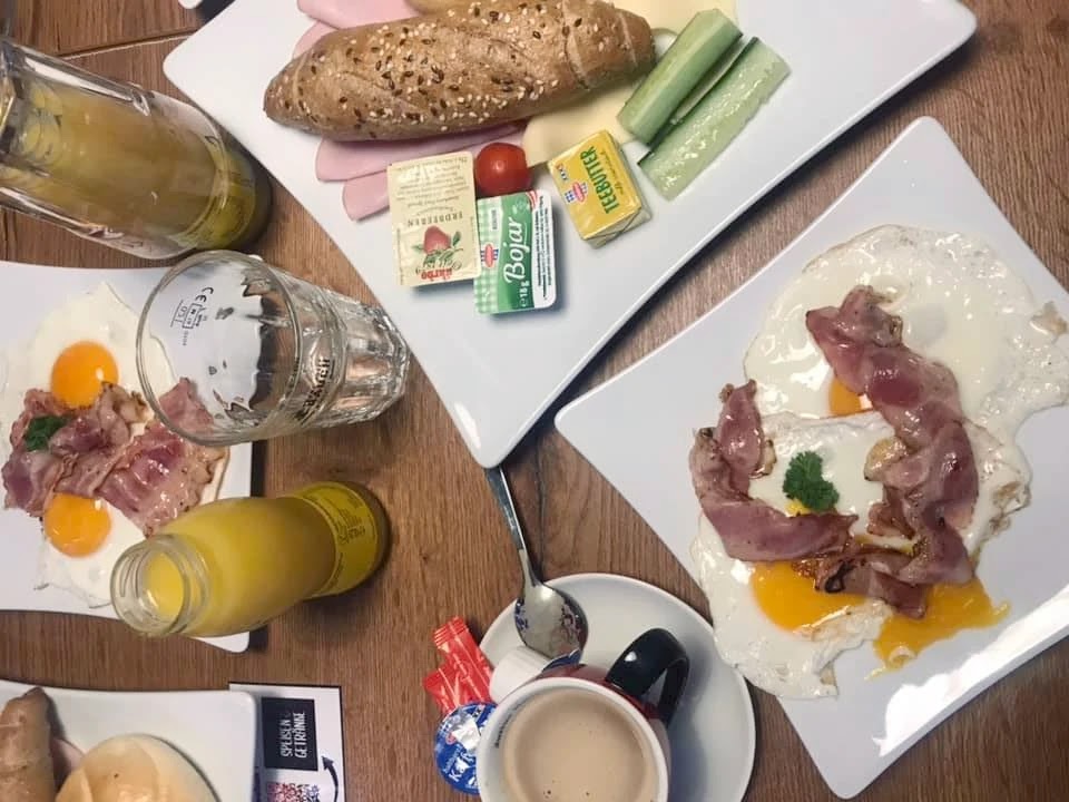 Breakfast with Friends at Mahü XXXLutz