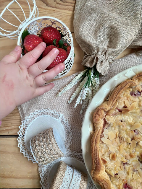 Receta de tarta de queso mascarpone con fresas y crumble de almendras. Tarta sbriciolata. Cheesecake. Postres para el día de la madre. Hojaldre Lidl Horno Cuca