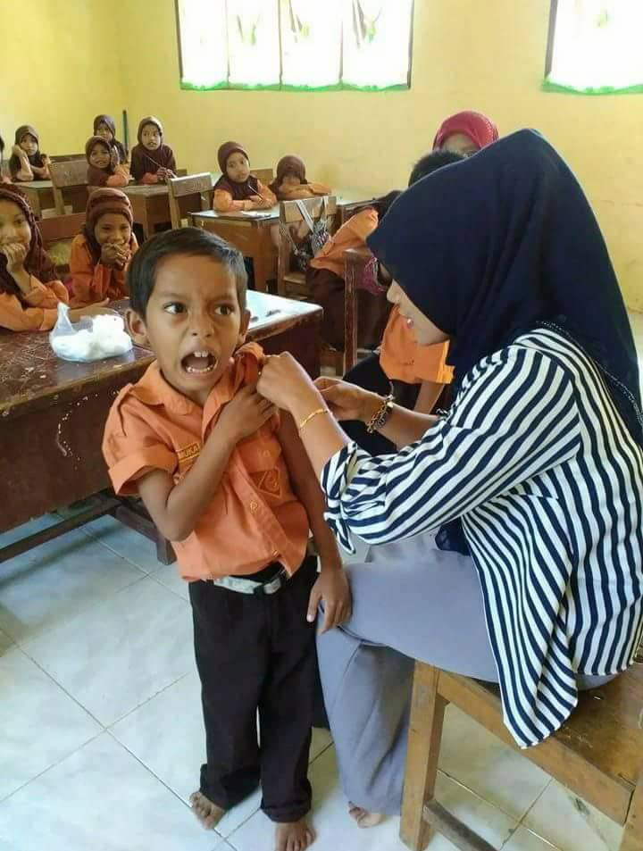 15 Foto Ekspresi Anak Sekolah Disuntik Imunisasi Ini 