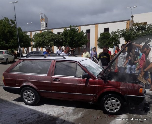 Veículo pega fogo em Santa Cruz do Capibaribe e fica bastante danificado