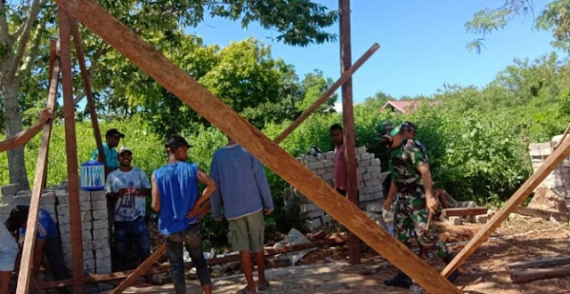 Babinsa Bantu Pemasangan Pondasi Rumah Warga di Tumbur.lelemuku.com.jpg