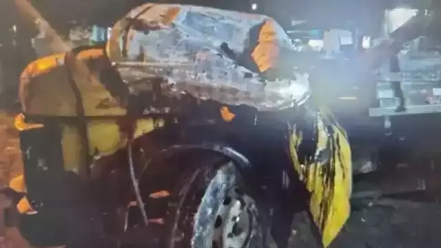 Caminhão colide em automóvel e tomba na via, em Juquiá