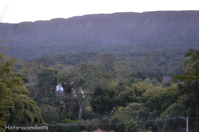  foto da Serra de São José mostrando um grande maciço de pedra 