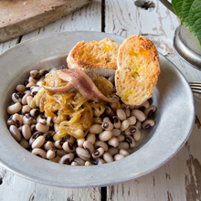 FRÉJOLES CON CEBOLLAS Y ANCHOAS