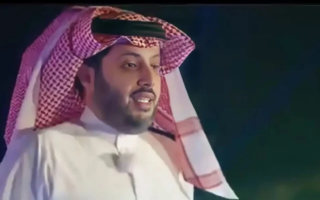 وكالة البيارق الإعلامية أعلن رئيس مجلس إدارة الهيئة العامة للترفيه بالسعودية تركي بن عبدالمحسن آل الشيخ، الأربعاء، موعد إطلاق موسم الرياض 2022، تحت شعار "فوق الخيال"، حيث تبدأ فعالياته يوم 21 أكتوبر الجاري بحفل عالمي يضم عرضا لسيرك دو سوليه. وأوضح آل الشيخ أن الموسم الجديد يضم 15 منطقة، تتميز كل واحدةٍ منها بطابع ترفيهي خاص، ومن أبرزها منطقة "بوليفارد وورلد" التي تضم ثقافات وأجواء عدة دول حول العالم، تتمثل في أميركا، وفرنسا، واليونان، والهند، والصين، وإسبانيا، واليابان، والمغرب، والمكسيك، إضافةً إلى فينيسيا الإيطالية، حيث ستقدم كل هذه الدول تجاربها من خلال المطاعم والأسواق والفنون. وتضم منطقة "بوليفارد وورلد" التي تشهد في موسم الرياض 2022 أول افتتاح لها، أكبر بحيرة صناعية في العالم، حيث يتاح للزوار التمتع فيها بركوب الغواصات لأول مرة في مدينة الرياض، كما يمكن الاستمتاع بعدد من الفعاليات المميزة، مثل قرية كومبات، وقرية سوبر هيرو، وتجربة أكبر سفير في العالم، إضافةً إلى تلفريك يتيح التنقل بين المنطقة وجارتها "بوليفارد رياض سيتي"، بطاقة استيعابية تصل إلى 3 آلاف زائر كل ساعة.  أما منطقة "بوليفارد رياض سيتي" التي واكبت المواسم الماضية، فتتميز هذ العام بتطورات عديدة، من أبرزها استحداث 12 مطعمًا ومقهى جديدًا، إضافة إلى 25 مسرحية عربية وعالمية، منها 7 مسرحيات سعودية، أبرزها مسرحيات الفيلسوف يوسف الثنيان، والسهم الملتهب ماجد عبدالله، إضافة إلى مجموعة من الحفلات الأسبوعية. وبحسب آل الشيخ تعود منطقة "ونتر وندر لاند" هذا العام بخمسة ألعاب جديدة، إلى جانب تجارب متنوعة تتيح لسكان العاصمة وزوارها استكشاف خيارات جديدة ومميزة، في حين تحتضن منطقة "المربع" 8 مطاعم عالمية، وتوفر منطقة "رياض سكاي" لاونجات تعانق السحاب لتناول أصناف مميزة من المشروبات والوجبات.    وتتميز منطقة "فيا رياض" بتشكيلة استثنائية من المطاعم والمقاهي، وفندق من فئة خمس نجوم يأتي لأول مرة في المملكة، وسبع قاعات سينما تضم خيارات عرض متنوعة، كما تتمتع المنطقة بتصاميم معمارية على الطراز السلماني تتناغم فيها مجموعة من المحلات التجارية العالمية والحصرية. ويضم الموسم عددًا من المعارض المجهزة لكافة الزوار من العائلات والأطفال والأفراد، تتمثل في معرض الألعاب، وورش، وأنا عربية، والعطور، والسيارات، والأنمي، وبلاك هات.  ويستحدث الموسم ضمن فعالياته لهذا العام "رياض زوو" التي تمثل واحدة من أبرز الحدائق العالمية للحيوانات باحتوائها أكثر من 1300 حيوان من 190 فصيلة، كما يحتوي الموسم على عدة مفاجآت بمنطقتي "لتل رياض" و"ذا جروفز" في حي السفارات، إضافة إلى "فان فاستفال" بمرسول بارك، والتي تتسع لأكثر من 20 ألفا من جماهير كأس العالم لكل مباراة، وتضم معرضا للاعب مارادونا، ومعرضا لنادي نيوكاسل الإنجليزي. وتعد منطقة "إماجينيشن بارك" وجهةً ترفيهية حيوية تقام فعالياتها في حي الرحاب غرب الرياض، كما أنها منطقة مخصصة لتجارب ألعاب تحاكي أشهر الأفلام وتصاميمها وعروضها الحية.  كما يحتوي الموسم على مجموعة من الفعاليات الرياضية مثل WWE، وكأس موسم الرياض الذي يجمع فريق باريس سان جيرمان بنجوم الهلال والنصر، وعروض سيرك دو سوليه العالمية، و65 يومًا من فعاليات الألعاب النارية. ونوه آل الشيخ بوجود عدد من المناطق المجانية بالموسم، مثل منطقة "حديقة السويدي" و"قرية زمان" و"سوق الزل"، وعدد من الفعاليات التي تستقطب جميع الزوار من العائلات والأفراد والأطفال وكبار السن. ووجه الشكر لخادم الحرمين الشريفين، الملك سلمان بن عبدالعزيز، والأمير محمد بن سلمان بن عبدالعزيز ولي العهد رئيس مجلس الوزراء على دعمهما الكبير لقطاع الترفيه في المملكة.  ويتميز موسم الرياض 2022، بتقديمه مزيجًا حصريًّا من التشويق والعصرية، وجعل العاصمة الرياض حاضنة كبرى ووجهة مفضلة ومساحة محفزة، تتجاوز المخيلة المحلية والعالمية، بما توفره للسكان والزوار، فضلًا عن المساهمة في رفع مستوى صناعة قطاع الترفيه، وترسيخ مكانة المملكة كواحدة من أبرز الوجهات الترفيهية على مستوى المنطقة والعالم.