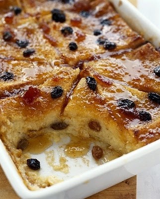 Budin de pan con caramelo y pasas de uva