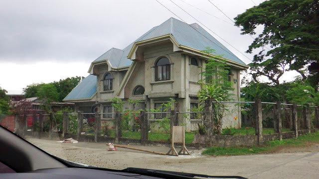 nice-looking two level house with a wide lawn in Malitbog Southern Leyte