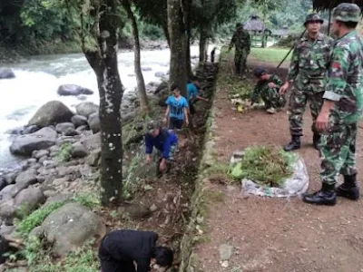 TNI dan Warga Siapkan Lokasi Pesta Durian