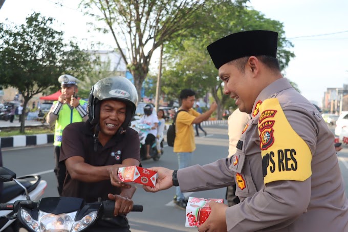 Polres Dumai Kembali Bagikan Takjil Kepada Masyarakat yang Melintas