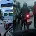 Veja vídeo: carro se choca em poste na avenida Torquato tapajós