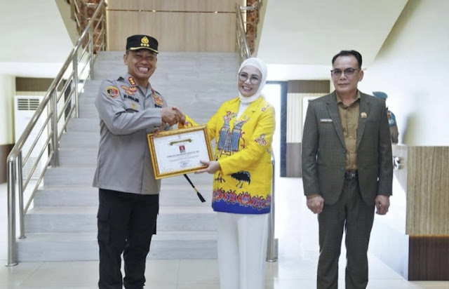 Tim Satresnarkoba Polrestabes Palembang Diberi Penghargaan Oleh Ketua DPRD Prov. Sumsel bersama Ketua Komisi I 