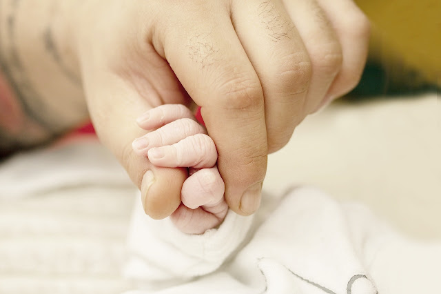 obcinanie paznokci u niemowlaka