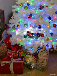 christmas tree with presents 2017