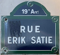 Plaque de la rue Erik Satie, Paris. Chabe01, CC BY-SA 4.0, via Wikimedia Commons