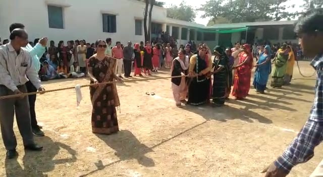 ग्राम बोरलाय में आनंद उत्सव के तहत खेलकूद के कार्यक्रम आयोजित हुए  Sports programs were organized under Anand Utsav in village Borlai