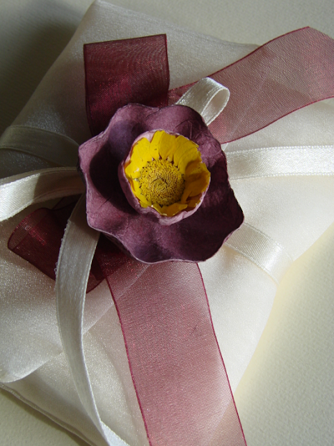 bomboniere con fiori di carta e margherite pressate per matrimonio Green nelle Langhe