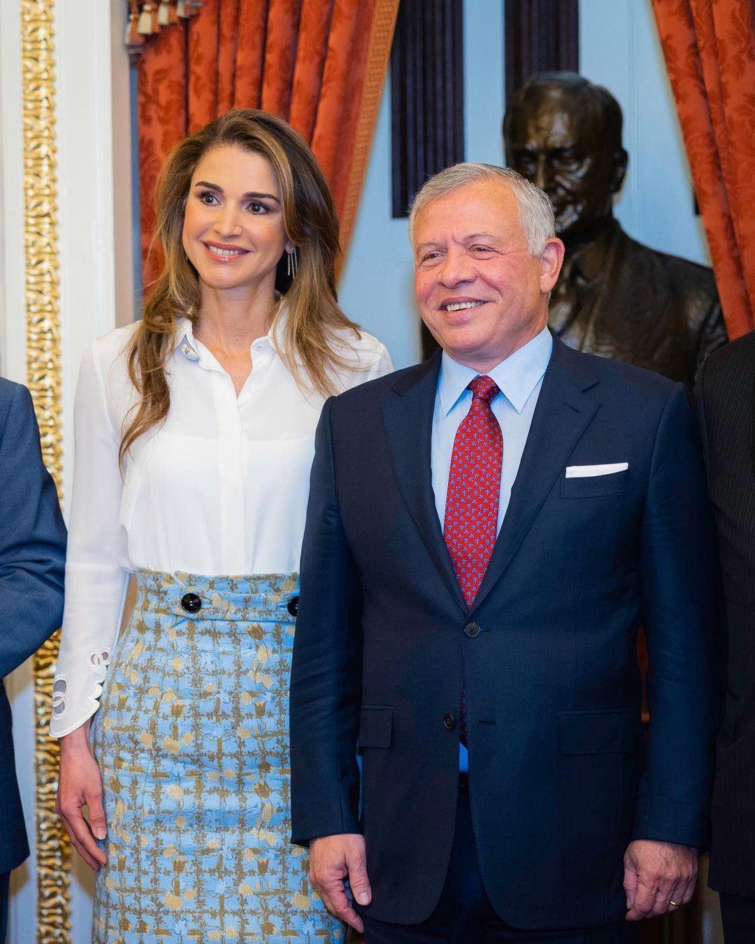 For the second outfit in the USA, Queen Rania wore white Fendi open-back Silk Crepe de Chine shirt with Dior Checkered skirt, Dior Promenade Calfskin Nubuck Pouch and Jennifer Chamandi Lorenzo suede pumps