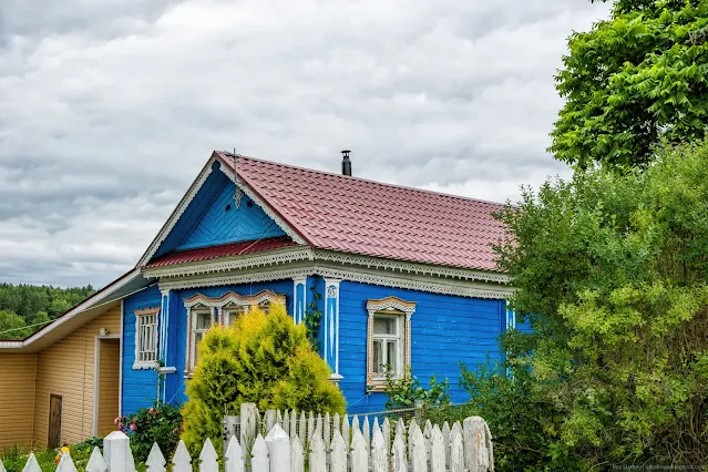 Деревенский дом с красной крышей