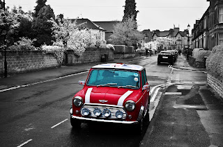 Une Mini rouge sur la route