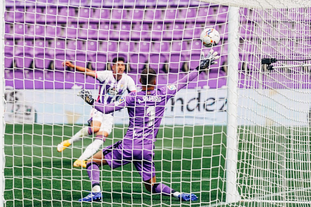 Waldo remata ante Álex Remiro. REAL VALLADOLID C. F. 1 REAL SOCIEDAD DE FÚTBOL DE SAN SEBASTIÁN 1. 13/09/2020. Campeonato de Liga de 1ª División, jornada 1. Valladolid, estadio José Zorrilla.