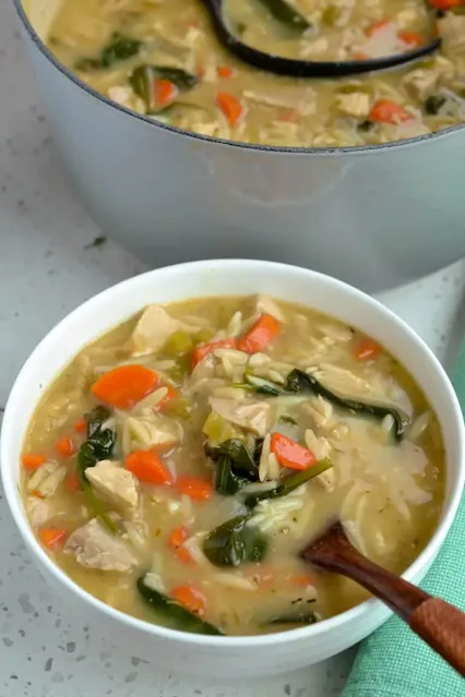 SOUPE ORZO AU POULET ET AU CITRON