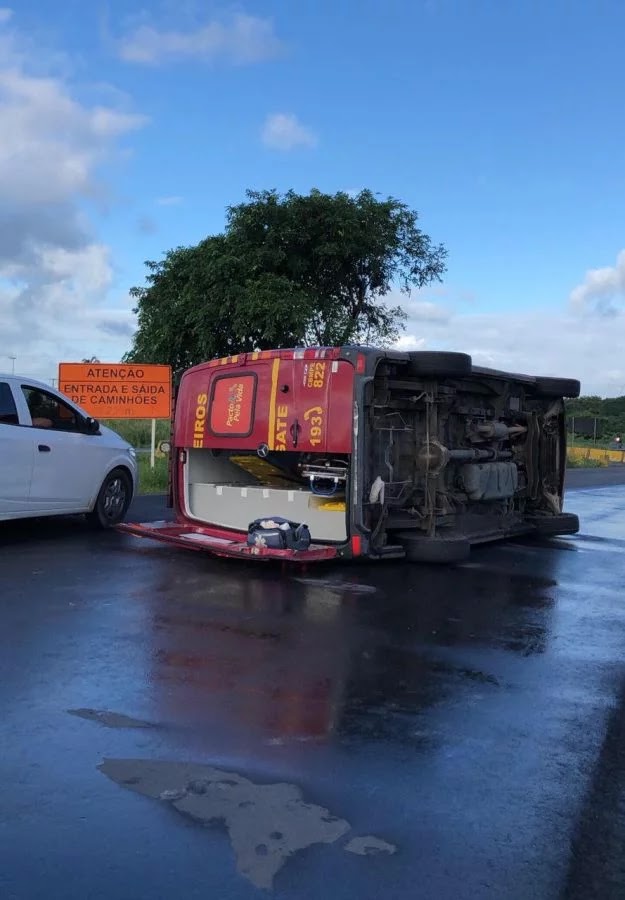 Ambulância dos bombeiros capota na BR-232