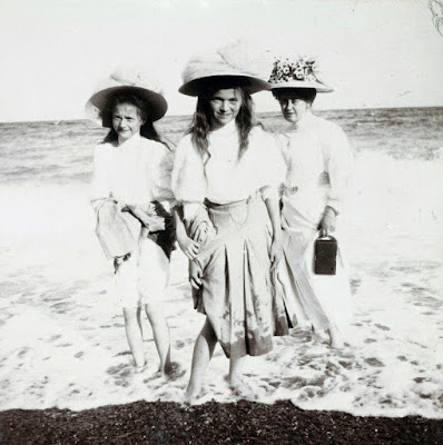 Tatiana (a la izquierda) y Olga con Anna Vyrubova durante el verano en Finlandia en 1908.