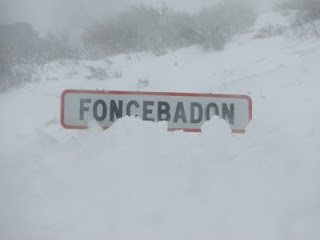 Indicador del pueblo de Foncebadón ahogado por la nieve